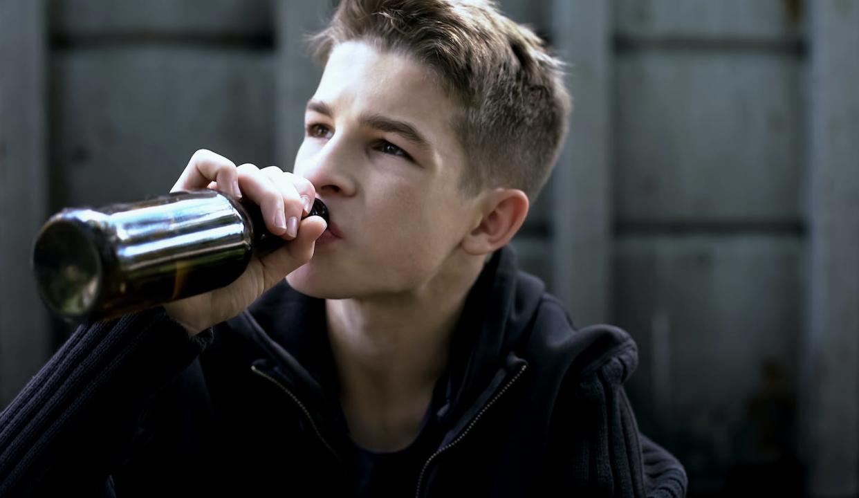 shutterstock <a href="https://www.shutterstock.com/es/image-photo/boy-drinking-beer-sitting-backstreet-desire-1294742290" rel="nofollow noopener" target="_blank" data-ylk="slk:Motortion Films/Shutterstock;elm:context_link;itc:0;sec:content-canvas" class="link ">Motortion Films/Shutterstock</a>