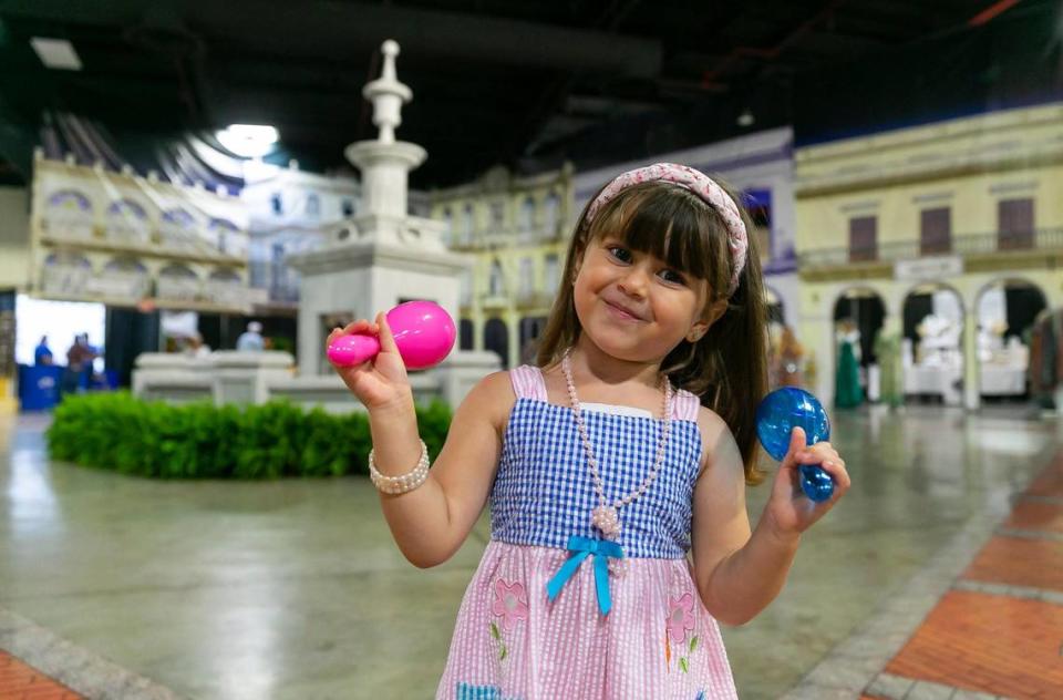 Scarlett Rose Sainz, de 3 años, asiste a Cuba Nostalgia 2022 en el Fair Expo Center de Miami, Florida, el sábado 21 de mayo de 2022.