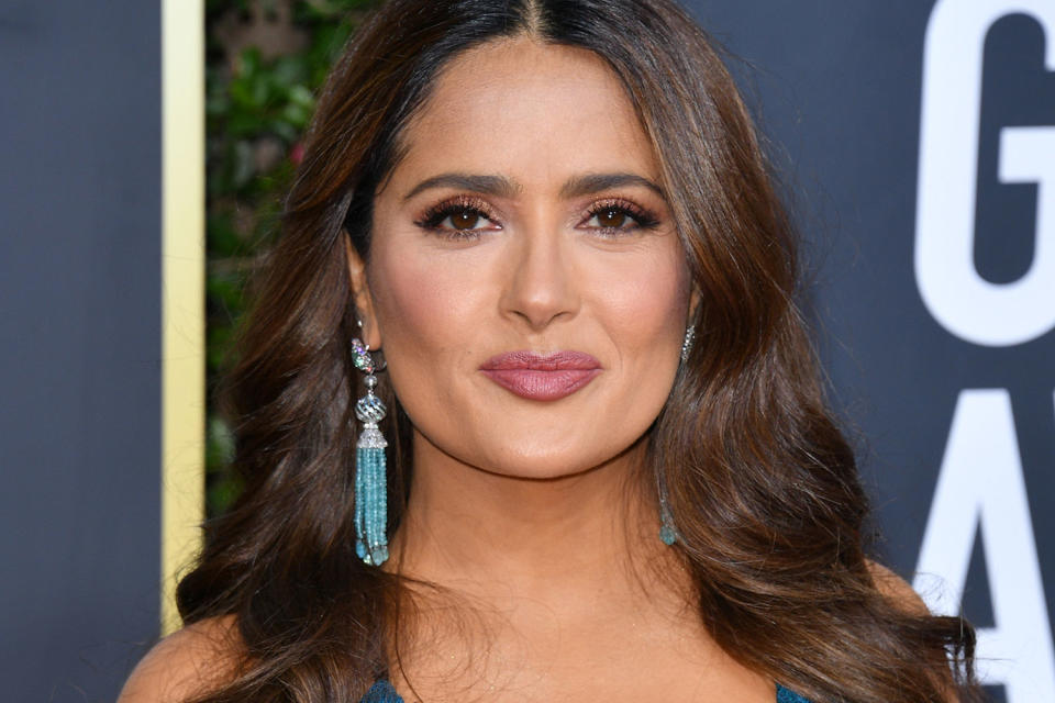 Salma Hayek trägt auf den Golden Globes den Lippenstift "Pillow Talk" von Charlotte Tilbury. (Bild: Getty Images)