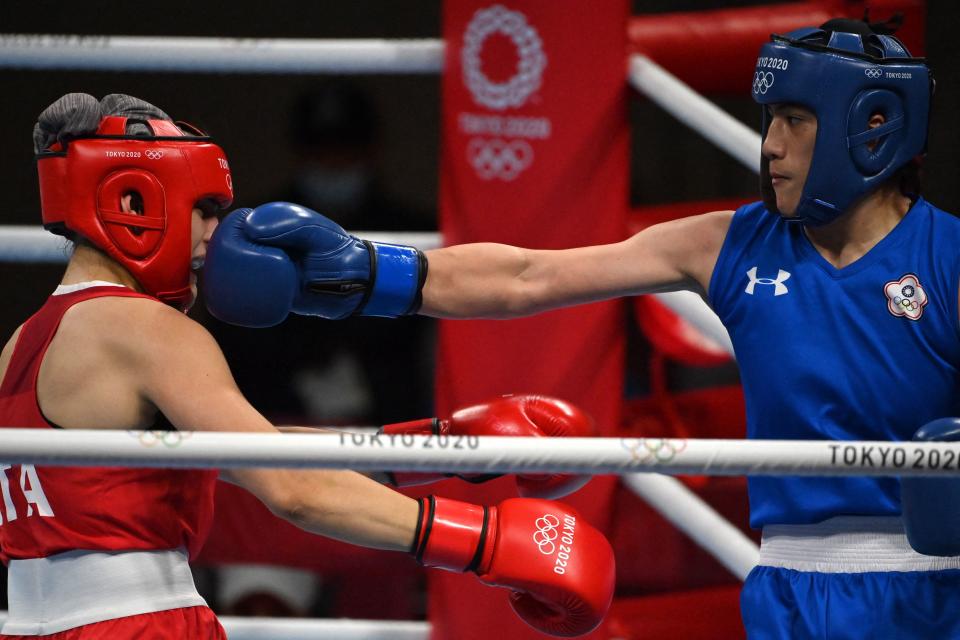 Italy's Angela Carini (red) and Chinese Taipei's Nien-Chin Chen fight during their women's welter (64-69kg) preliminaries round of 16 boxing match during the Tokyo 2020 Olympic Games at the Kokugikan Arena in Tokyo on July 27, 2021.  / AFP / Luis ROBAYO