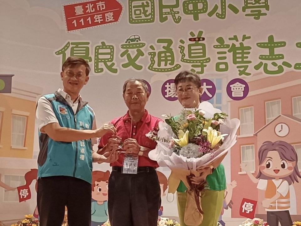 81歲龍山國小翁筳智志工。（北市教育局提供）