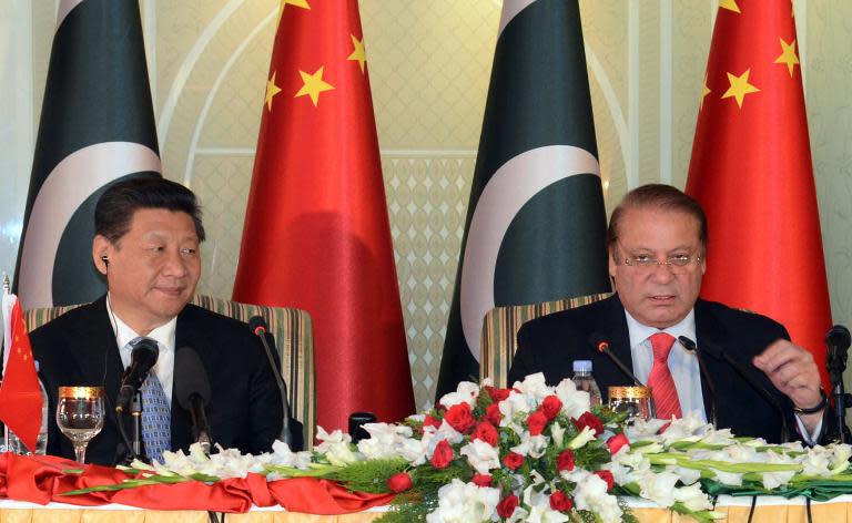 Chinese President Xi Jinping (L) and Pakistan's Prime Minister Nawaz Sharif at the Prime Minister's House in Islamabad, on April 20, 2015