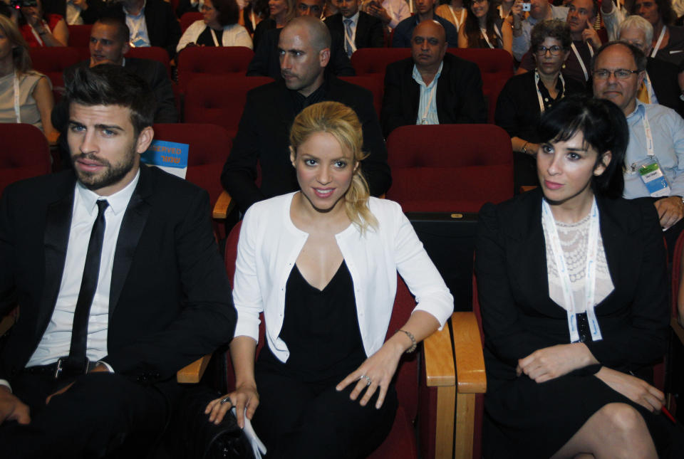 JERUSALEM, ISRAEL - JUNE 21: Colombian singer Shakira (C) sits with her boyfriend FC Barcelona Gerard Pique (L) and comedian Sarah Silverman during a plenary session at the President's Conference June 21, 2011 in Jerusalem, Israel. Shakira, a UN Goodwill Ambassador, was at the conference to promote childrens Education. (Photo by Tara Todras Whitehill-Pool/Getty Images)