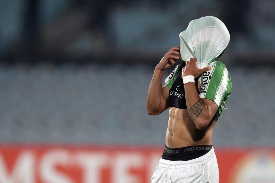 Lucas Rodriguez, del club uruguayo Racing, reacciona tras fallar un penal durante la eliminatoria de la Copa Sudamericana contra el equipo chileno Huachipato en el estadio Centenario en Montevideo, Uruguay, el martes 23 de julio de 2024. (AP Foto/Matilde Campodonico)