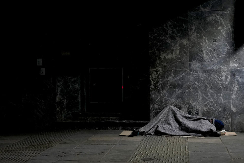 Una persona en condición de calle durmiendo en Buenos Aires, Argentina, el miércoles temprano 27 de septiembre de 2023. (AP Foto/Natacha Pisarenko)