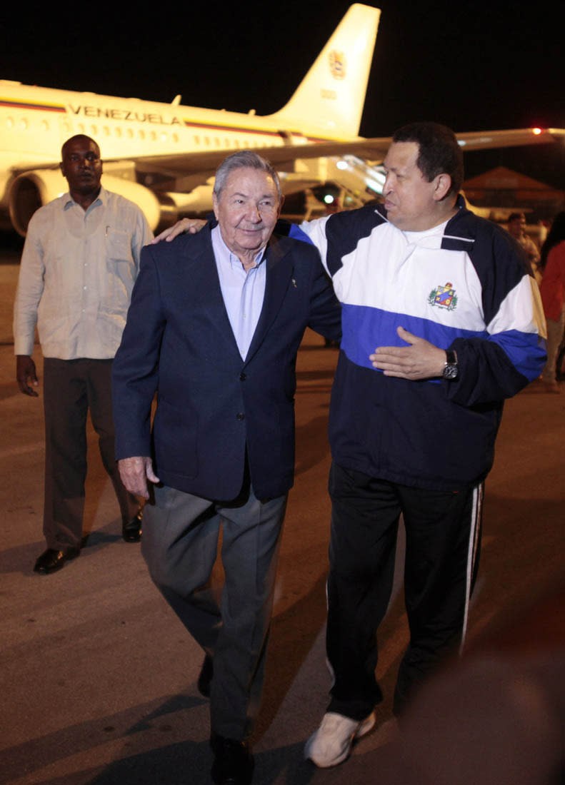 Chávez es recibido por el presidente de Cuba, Raul Castro, en el aeropuerto José Martí, en La Habana, Cuba, el 1 de mayo de 2012, donde adelantó su tratamiento contra el cáncer. REUTERS/Handout/Miraflores Palace
