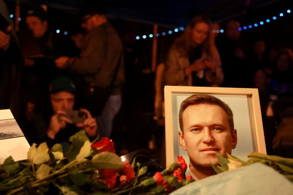 Russische Oppositionelle und westliche Politiker werfen dem Kreml vor, für den Tod des inhaftierten Alexej Nawalny  verantwortlich zu sein. Nikita ist nach eigenen Angaben kein Nawalnyst, doch die Situation sei nun noch beängstigender. (Bild: Johannes Simon / Getty Images)