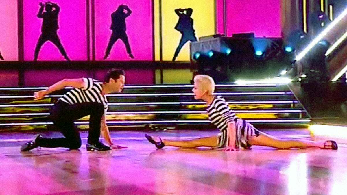 Selma Blair verbluft bij wagenwiel en splitst op ‘Dancing with the Stars’