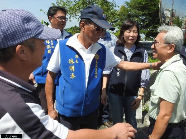 南投縣長林明溱實地會勘年久失修農路、排水溝，主動加碼整修。(記者蔡榮宗攝)