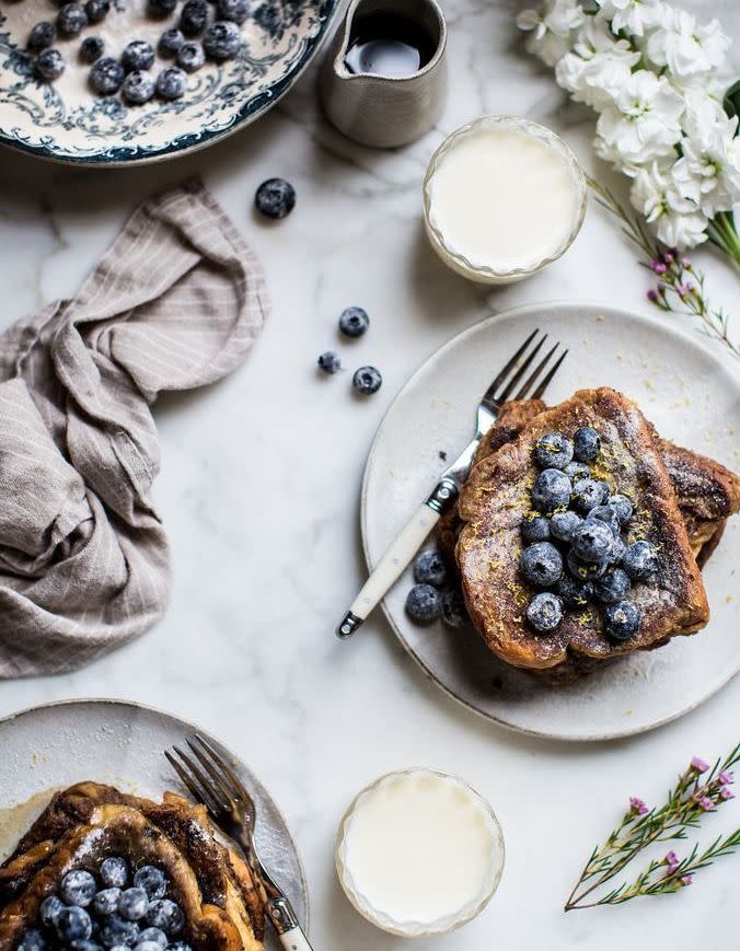 <p>Pour varier les saveurs, pourquoi ne pas faire infuser du thé dans son lait comme dans cette recette ? Et pour intensifier son parfum, on n’hésite pas à préparer un mélange savoureux à base de sucre, de thé Earl Grey et de lavande, qu’on va simplement mixer et intégrer à son appareil. Une jolie idée qu’on peut aussi décliner avec des boutons de rose.</p><p>Découvrir <a href="https://localmilkblog.com/2016/06/london-fog-french-toast-sugared-blueberries.html" rel="nofollow noopener" target="_blank" data-ylk="slk:la recette;elm:context_link;itc:0;sec:content-canvas" class="link ">la recette</a></p><br>