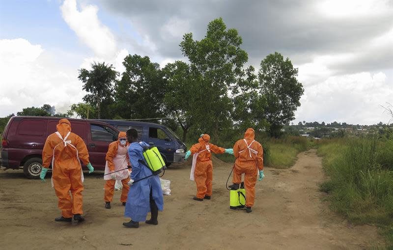 Los PPE reducen el riesgo de contacto con fluidos humanos contaminados con el virus (EFE/STR)