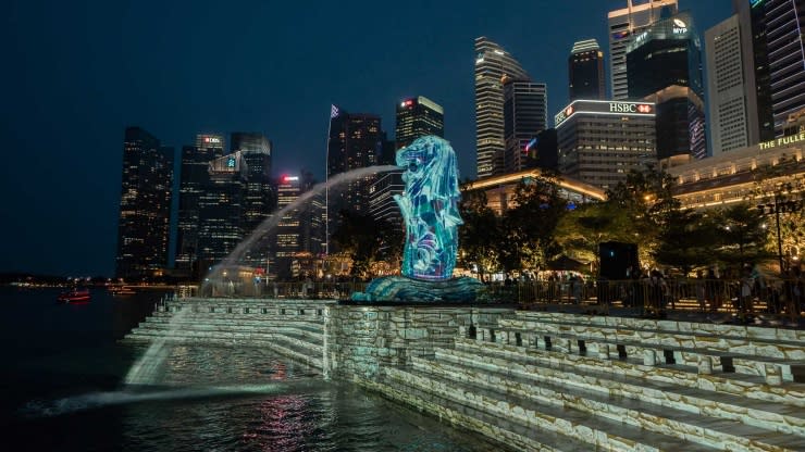 What to do in Singapore - Merlion lit