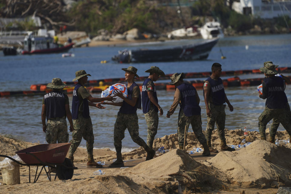 Personal de la Marina descarga provisiones para las víctimas del huracán Otis de categoría 5, en Acapulco, México, el sábado 11 de noviembre de 2023. (AP Foto/Marco Ugarte)