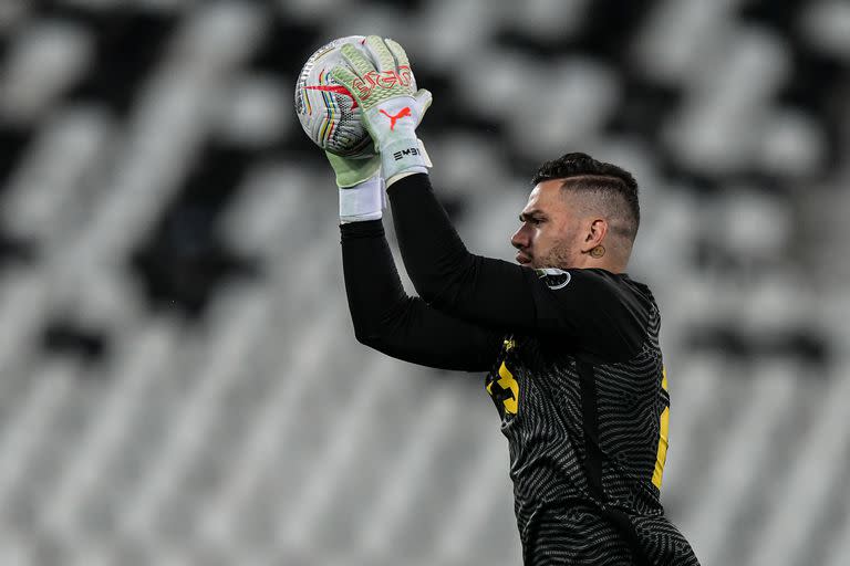 Ederson muestra seguridad con las manos... y con los pies (Photo by Thiago Ribeiro/NurPhoto via Getty Images)