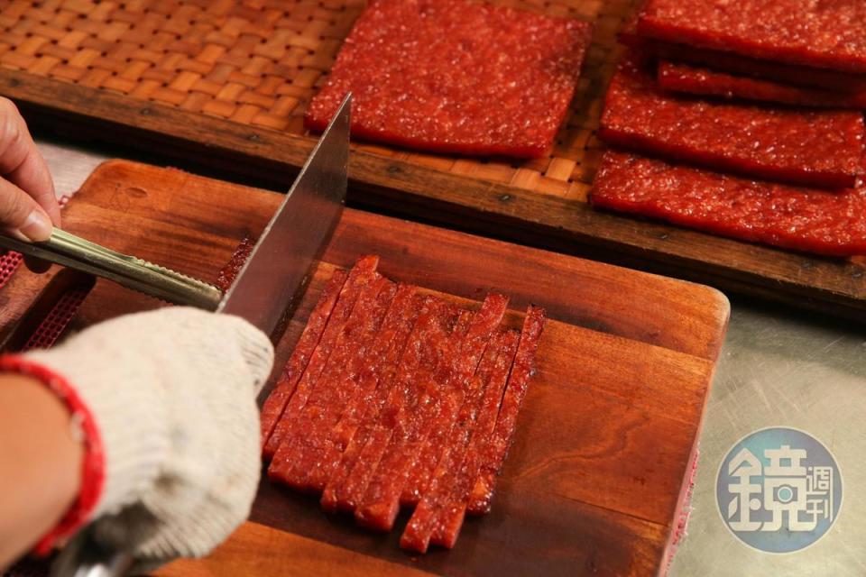 利利號肉乾採全手工製作，厚切肉乾條得來回烘烤5至6次不等，尤其費工。
