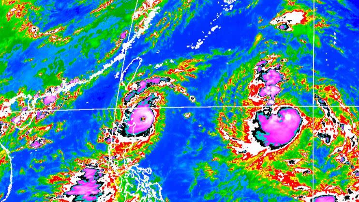 海面上左為蘇拉、右為海葵颱風。（圖／翻攝自氣象局）