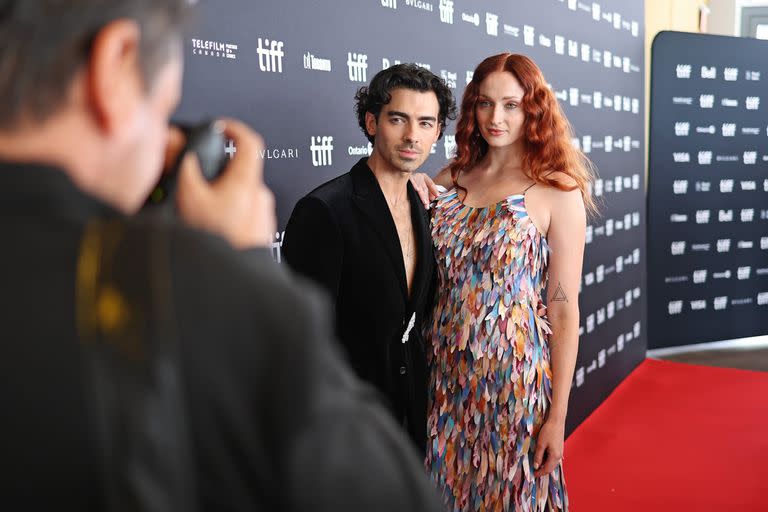 Joe Jonas y Sophie Turner, una pareja enamorada en la alfombra roja