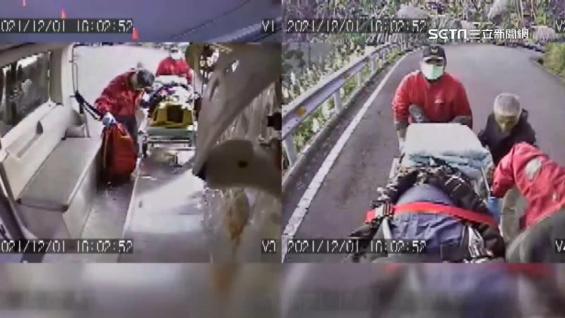 全身護具的退休警被緊急抬上救護車。