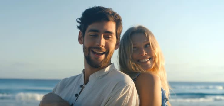 Toni Garrn bringt Alvaro Soler in seinem neuen Musikvideo zum Tanzen (Bild: Youtube/AlvaroSolerVevo)