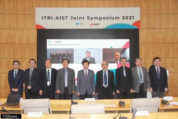 工研院與日本AIST聯合舉辦第八屆ITRI-AIST共同研討會（ITRI-AIST Joint Symposium 2021）。圖中工研院參與主管左起為：資通所副所長花凱龍、機械所副所長周大鑫、駐日代表楊馬田、產科國際所所長蘇孟宗、院長劉文雄、量測中心執行長林增耀、巨資中心執行長馮文生、產科國際所副所長郭忠柱、電光所副所長駱韋仲。AIST理事長石村 和彥（螢幕右二）與工研院副院長張培仁（螢幕右一）則為線上出席。