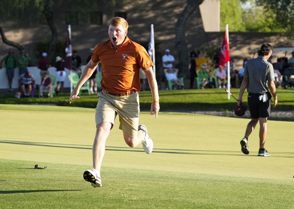 Travis Vick de Texas corre hacia sus compañeros de equipo después de derrotar a Cameron Sisk 1 de Arizona State para hacerse con el campeonato masculino de la NCAA 2022 para los Longhorns en el Grayhawk Golf Club en Scottsdale, Arizona. Los campeonatos de la NCAA de este año se jugarán en Carlsbad, California.