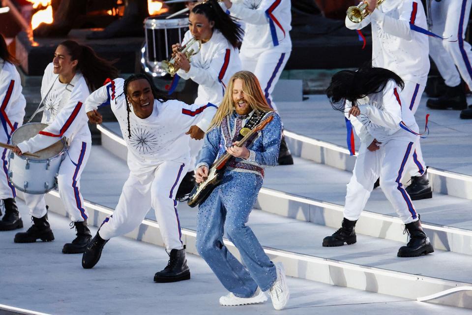 Sam Ryder performs at the Platinum Party at Buckingham Palace