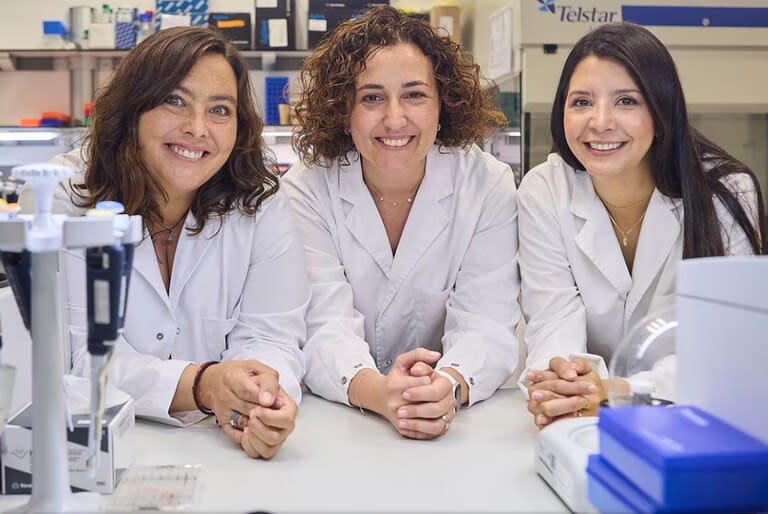 Ana Vivancos, Cristina Saura y Carolina Ortiz, investigadoras del VHIO y autoras del estudio sobre la biopsia líquida en leche materna