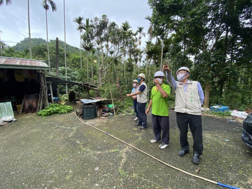 南市勞工局長王鑫基（右一），結合做工行善團志工，跨區到嘉義大埔山區會勘，助弱勢房屋修繕。（勞工局提供）