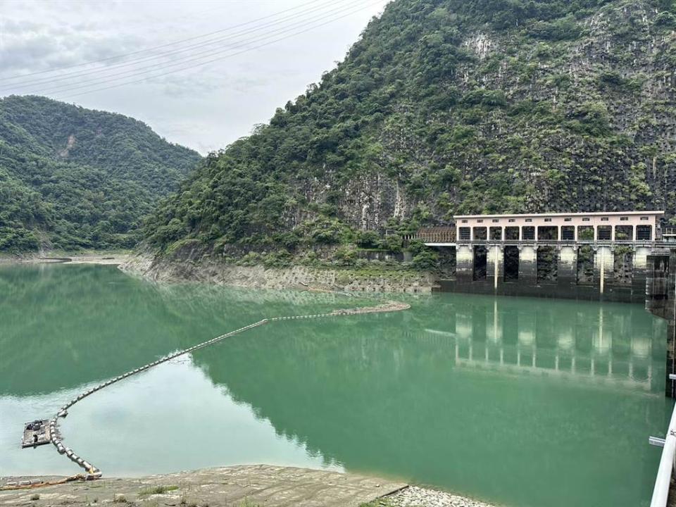 台電明潭、大觀電廠兼具抽水蓄能，可將發完電流至下游水庫的水抽回日月潭重複發電，達「1滴水發N次電」。（資料照片/黃婉婷攝）