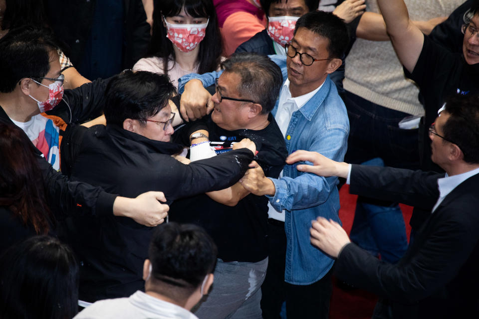 El lanzamiento de tripas de cerdo entre unos y otros ha provocado momentos de gran tensión en la sesión. (Photo by Annabelle Chih/NurPhoto via Getty Images)