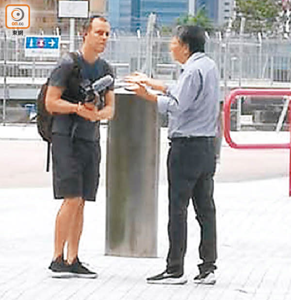 網上流傳李卓人（右）在高鐵站附近出現。