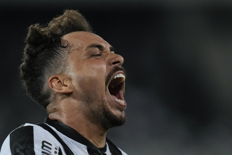 Carlos Eduardo, del Botafogo de Brasil, festeja luego de anotar el tercer tanto de su conjunto ante Universitario de Perú, en un partido de la Copa Libertadores disputado el miércoles 24 de abril de 2024 en Río de Janeiro (AP Foto/Silvia Izquierdo)