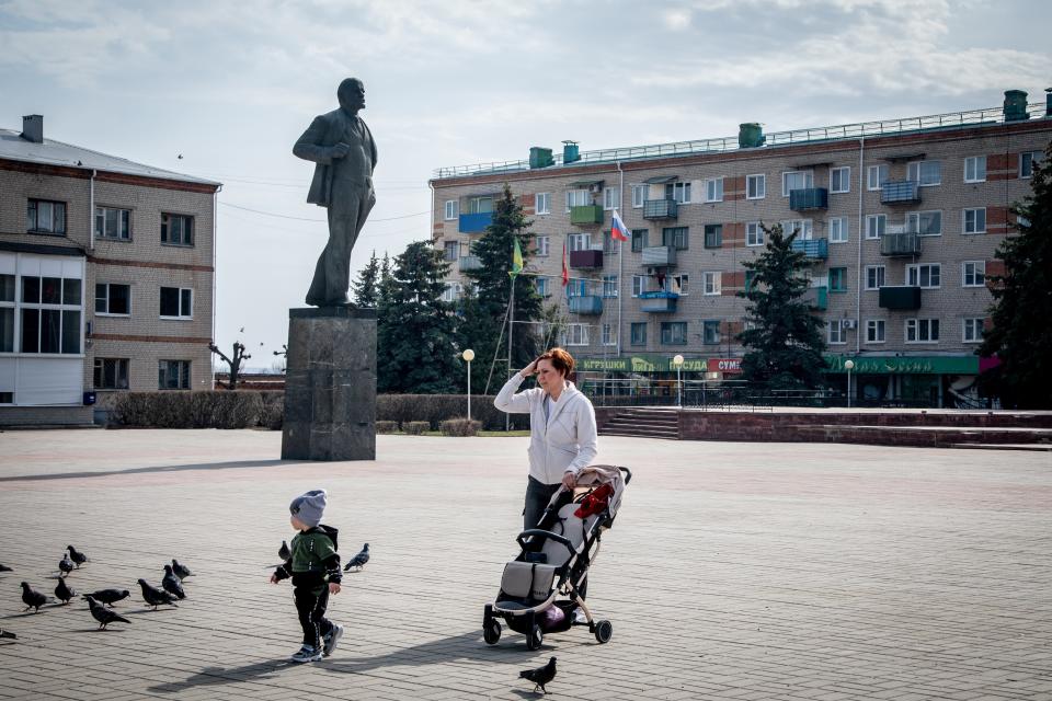 Lenin square, Ostrogozhsk. “They’ll decide things without us. I’d suggest you do something more useful than counting guns.”Petr Shelomovskiy