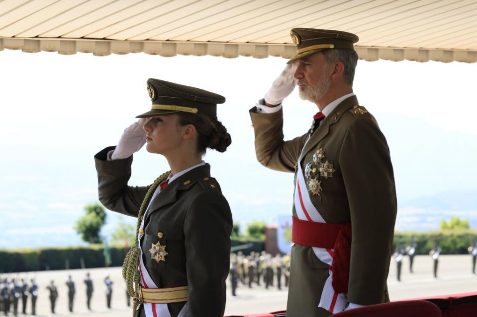 Princesa Leonor y rey Felipe en la entrega de despachos de suboficiales julio 2024