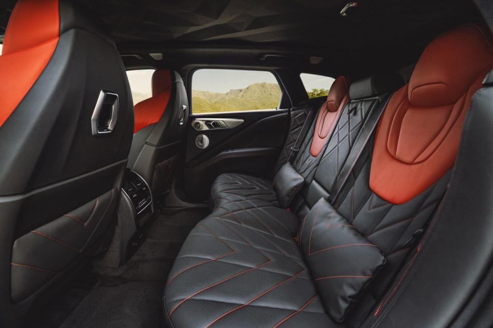 黑/紅拼接配色與搶眼紅色縫線點綴，營造出熱血動感又不失豪華細膩的座艙質感。