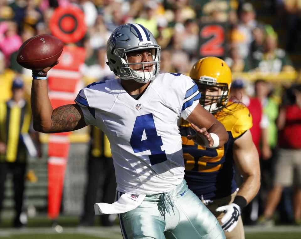 Dak Prescott, de los Cowboys de Dallas, se dispone a lanzar pase durante la primera mitad del partido contra los Packers de Green Bay en Green Bay, Wisconsin, el domingo 16 de octubre de 2016. (AP Foto/Mike Roemer)