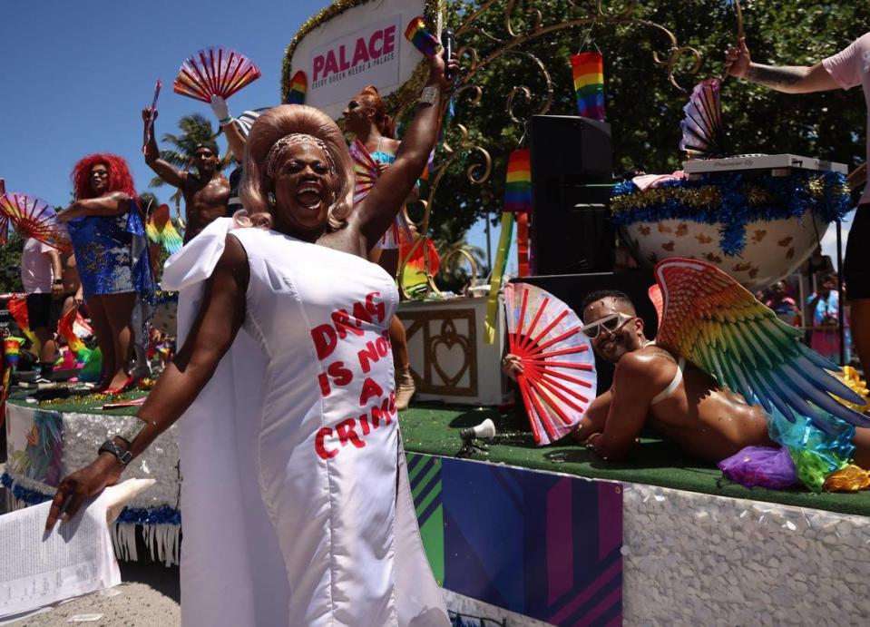 Vestidos de mujer, los animadores del desfile alientan a los participantes mientras saludan a la multitud. El domingo 16 de abril de 2023, empresas, organizaciones municipales, locales y LGBTQ+ desfilaron hacia el norte por Ocean Drive durante el desfile del Orgullo a la luz de los proyectos de ley anti-LGBTQ+ en la legislatura de la Florida este año.