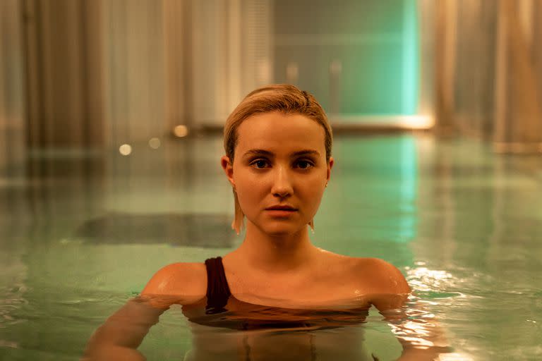 Julia Goldani Telles como Iris en The Girlfriend Experience