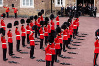 <p>Die Mitglieder der königlichen Garde begrüßen Charles III., ihren neuen König (Bild: Richard Heathcote/Pool via REUTERS)</p> 