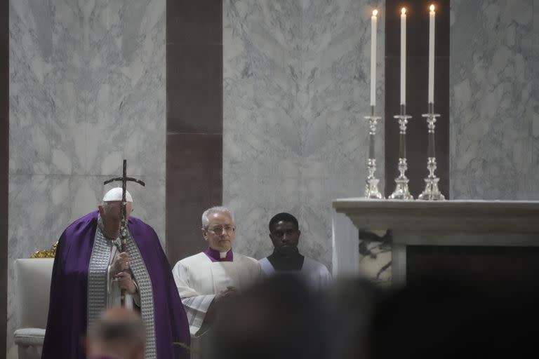 El papa Francisco en la misa en la Basílica de Santa Sabina en Roma, el 22 de febrero de 2023.  (AP foto/Gregorio Borgia)