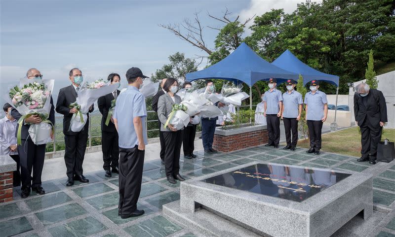  李登輝辭世一周年，蔡英文今早前往五指山國軍示範公墓追思致意。（圖／總統府提供）