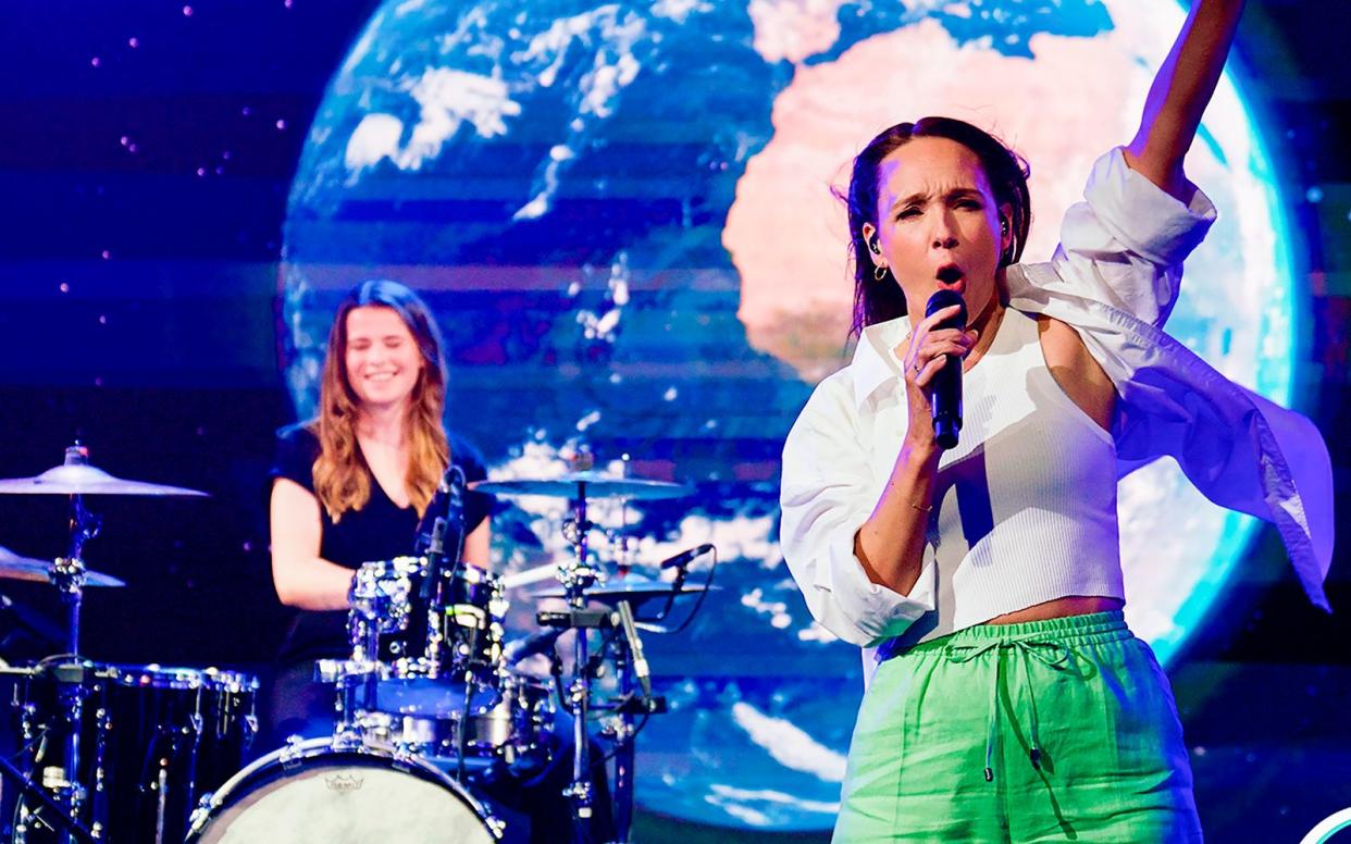 Wenn die Erde kaputt ist, ruft der Mars: Gastgeberin Carolin Kebekus (rechts) interpretierte in ihrer ARD-Show, begleitet von Klima-Aktivistin Luisa Neubauer, Michael Jacksons "Earth Song" neu. (Bild: WDR)
