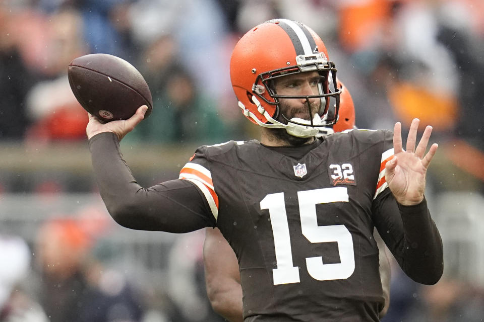 Cleveland Browns quarterback Joe Flacco (15) warms up before an NFL football game against the Chicago Bears in Cleveland, Sunday, Dec. 17, 2023. (AP Photo/Sue Ogrocki)