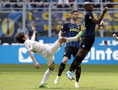 Football Soccer - Inter Milan v AC Milan - Italian Serie A - San Siro Stadium, Milan, Italy - 15/04/17 Inter Milan's Geoffrey Kondogbia and AC Milan's Matias Fernandez in action. REUTERS/Alessandro Garofalo