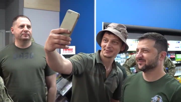 Volodymyr Zelensky takes selfies with soldiers during Bakhmut visit (Volodymyr Zelensky)