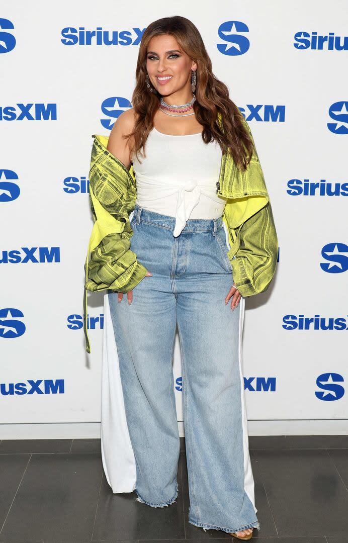 Nelly Furtado eligió un look súper informal para visitar el estudio  SiriusXM en Nueva York, donde fue a presentar su nuevo álbum titulado Seven. Hace unos días, la cantante causó un gran revuelo en las redes al develar la portada, donde aparece posando en topless