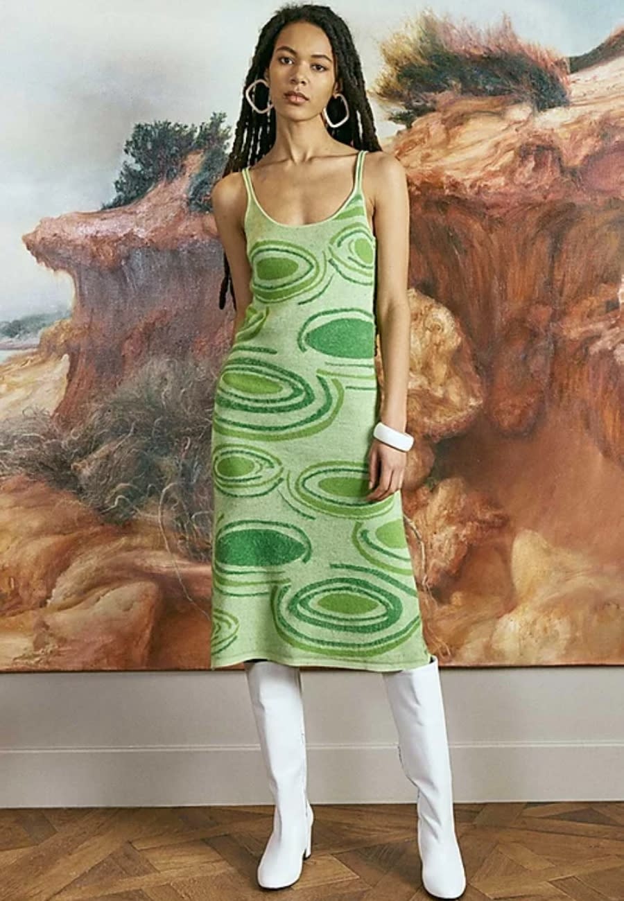 Desde House of Sunny proponen conjuntar el vestido con unas maxibotas blancas, un <em>outfit </em>perfecto si quieres llevar la prenda también en otoño. (Foto: <a href="https://www.houseofsunny.co.uk/product-page/hockney-dress" rel="nofollow noopener" target="_blank" data-ylk="slk:House of Sunny;elm:context_link;itc:0;sec:content-canvas" class="link ">House of Sunny</a>)