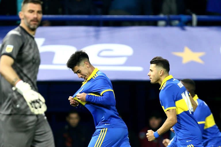 Pol Fernández festeja su gol contra Estudiantes para el 1-0 parcial de Boca