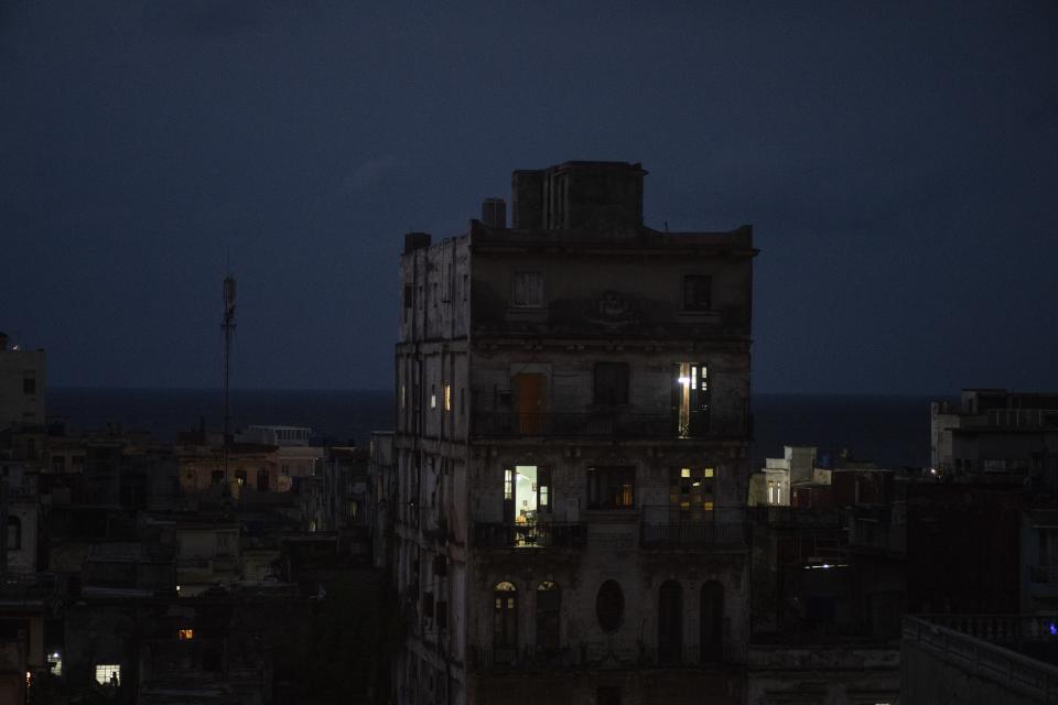 El apartamento de una persona iluminado en un edificio sin luz en el centro de La Habana, Cuba, por la noche el lunes 9 de octubre de 2023. (AP Foto/Ramón Espinosa)