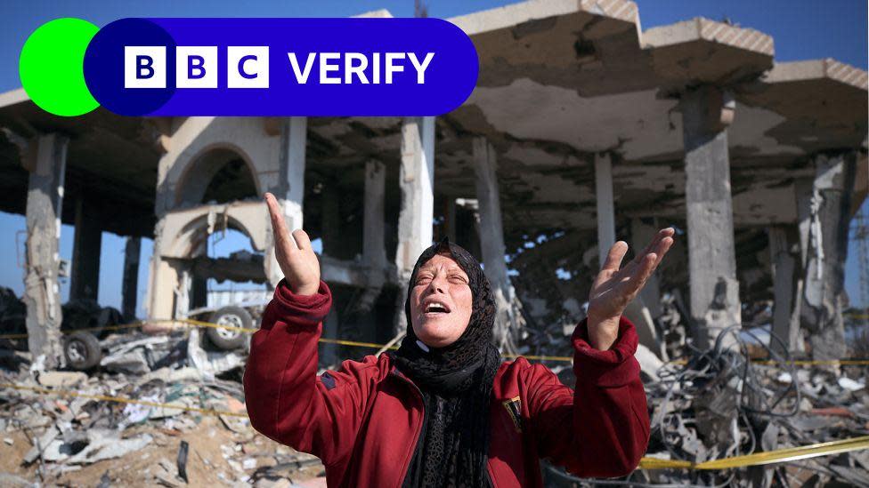 Una mujer palestina frente a un edificio destruido en el campo de refugiados de al Maghazi en el centro de la Franja de Gaza el 16 de enero de 2024.